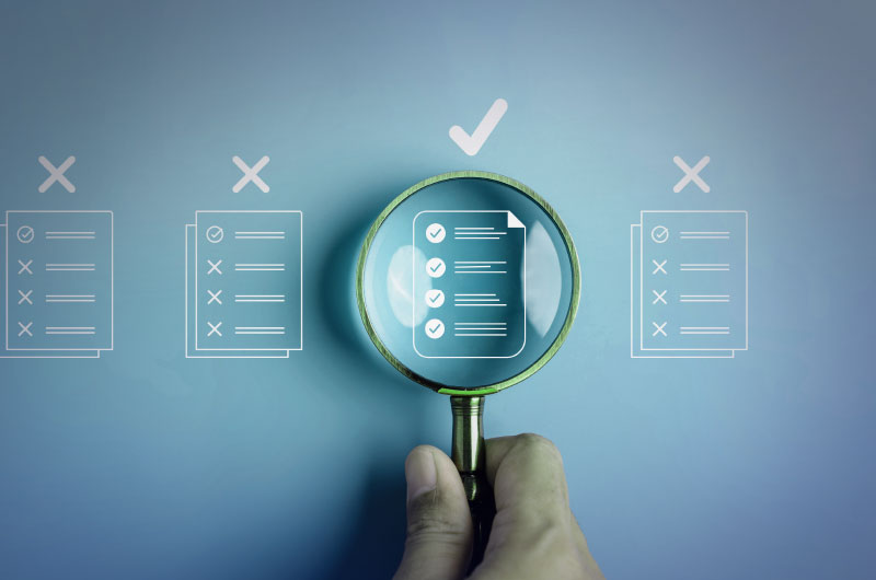 Bild eine Lupe die eine Checkliste vergrössert - Symbolbild