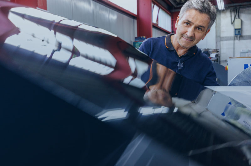 Mitarbeiter an einer Maschine