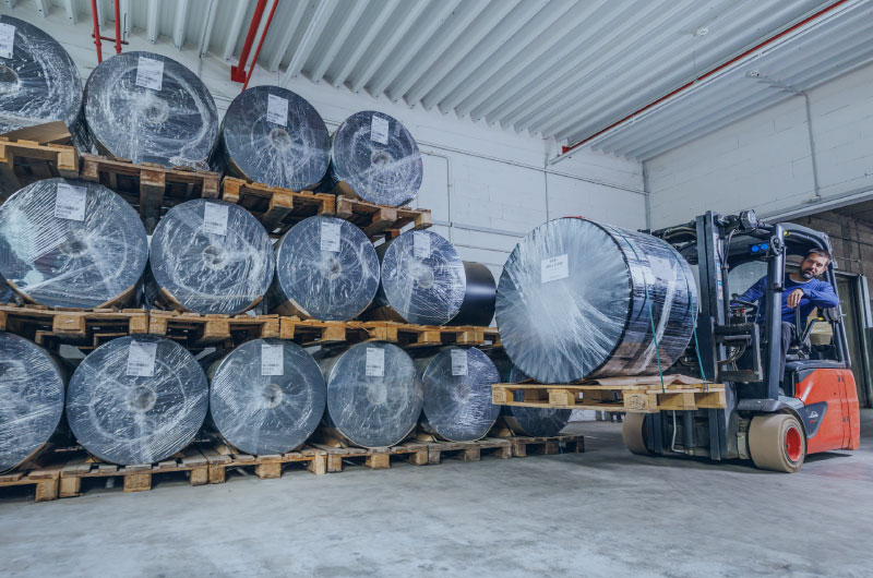 Rolle mit Rohware auf einem Gabelstapler im Lager